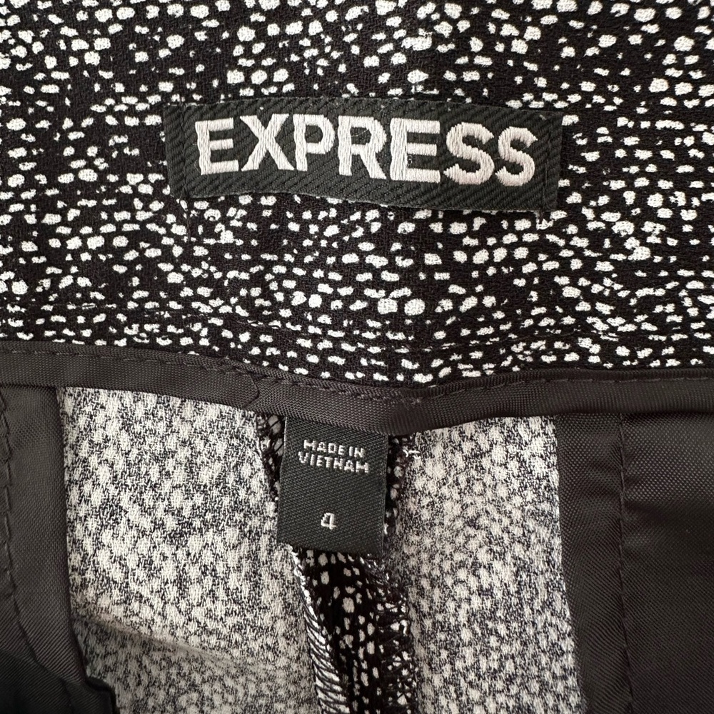 EXPRESS Low Rise Short. Size 4 - Picture 4 of 5